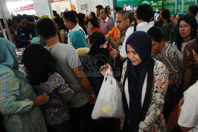 Warga memadati gelaran Pasar Murah di halaman kantor Kemendag, Jakarta, Kamis (25/6). Republika/Tahta Aidilla