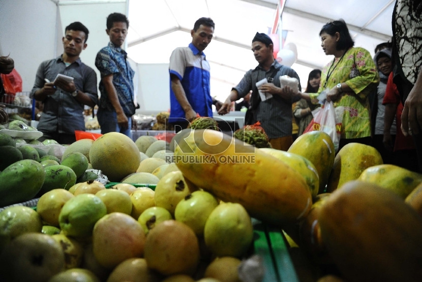 Warga memadati gelaran Pasar Murah di halaman kantor Kemendag, Jakarta, Kamis (25/6). Republika/Tahta Aidilla