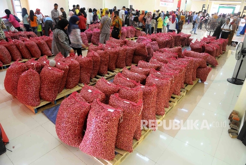  Warga memadati gerai bawang merah saat pembukaan Toko Tani Indonesia (TTI) di kawasan Pasar Minggu, Jakarta, Rabu (15/6).  (Republika/ Agung Supriyanto)