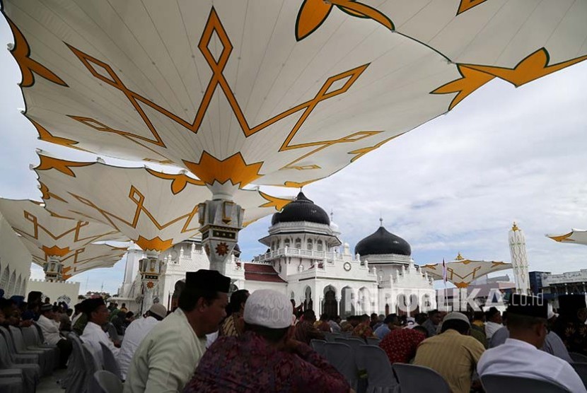 Warga memadati halaman Masjid Raya Baiturrahman yang telah dibangun payung elektrik di Banda Aceh, Aceh.