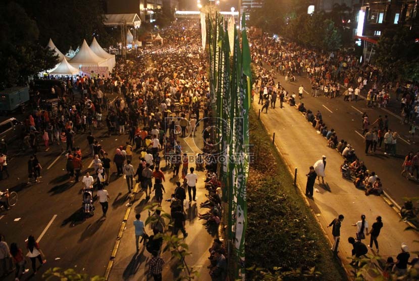   Warga memadati Jalan MH. Thamrin saat berlangsungnya Jakarta Night Festival atau Malam Muda-mudi di Jakarta Pusat, Sabtu (22/6) malam.   (Republika/Yasin Habibi)