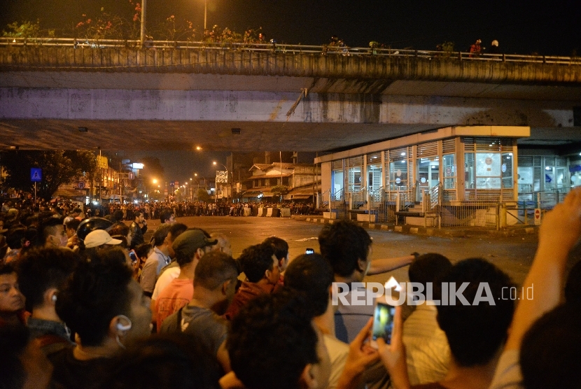 Warga memadati lokasi ledakan di Terminal Kampung Melayu jakarta, Rabu (24/5) malam. 
