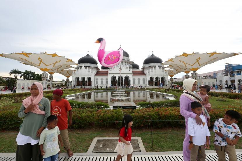 Warga memadati Masjid Raya Baiturrahman yang telah menjadi salah satu tempat wisata religi di Banda Aceh, Aceh, Jumat (14/5/2021). Pemerintah dan pengurus Masjid Raya Baiturrahman telah mengimbau pengunjung untuk mematuhi protokol kesehatan pencegahan penularan COVID-19 namun masih banyak pengunjung yang mengabaikan imbauan tersebut