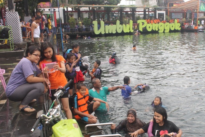 Warga memadati objek wisata Umbul Ponggok, di Desa Wisata Ponggok, Klaten