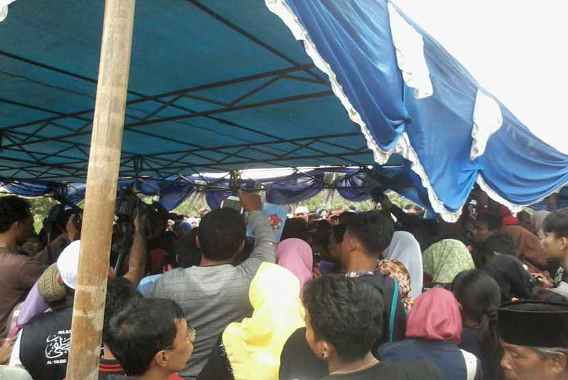 Warga memadati pemakaman Olga Syahputra di TPU Malaka, Jakarta Timur, Sabtu (28/3).