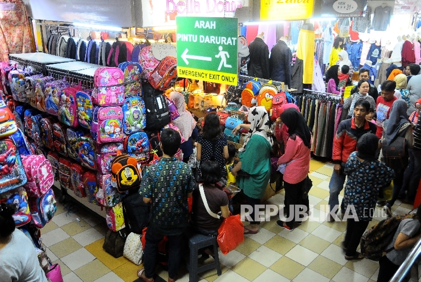  Warga memadati pusat perbelanjaan di Pusat Grosir Cililitan (PGC), Jakarta (foto dokumentasi 18 Juni 2019). Puluhan toko di PGC ditutup paksa karena kedapatan masih beroperasi saat penerapan Pembatasan Sosial Berskala Besar (PSBB). 