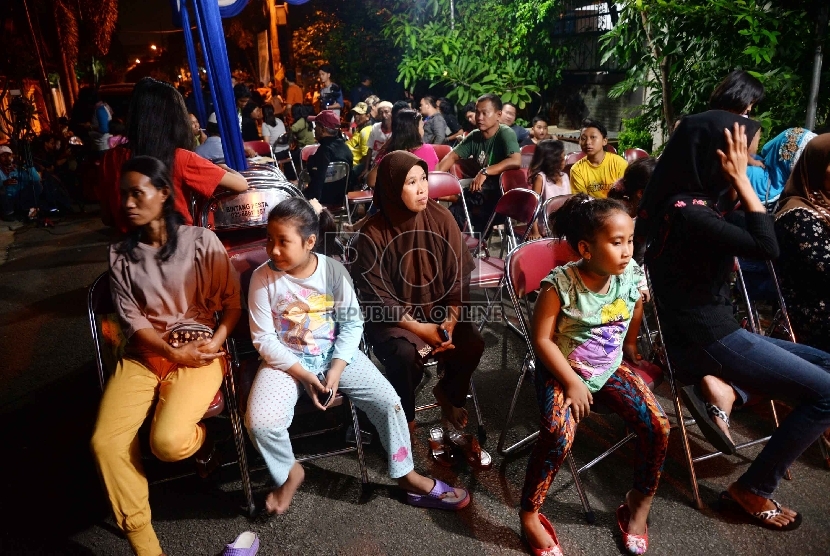  Warga memadati rumah duka Olga Syahputra di kawasan Duren Sawit, Jakarta Timur, Jumat (27/3).  (Republika/Yasin Habibi)