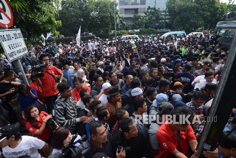 Kerumuman warga saat sidang perdana terdakwa penistaan agama, Basuki Tjahaja Purnama di Pengadilan Negeri Jakarta Utara, Selasa, (13/12). 