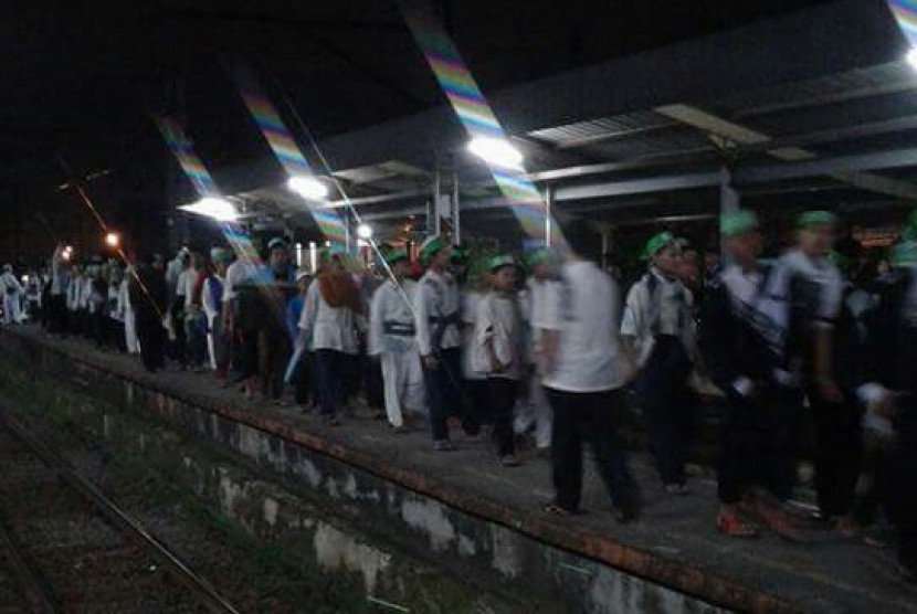 Warga memadati salah satu stasiun kereta di Depok, Jabar, untuk menuju Monas dan ikut aksi damai 2 Desember.