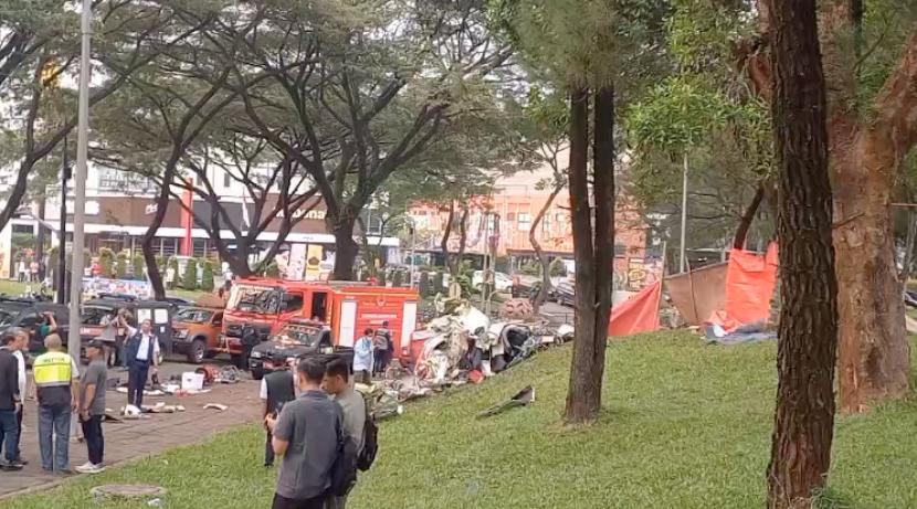 Kondisi bangkai pesawat yang terjatuh di kawasan BSD, Kecamatan Serpong, Kota Tangerang Selatan, Ahad (19/5/2024). 