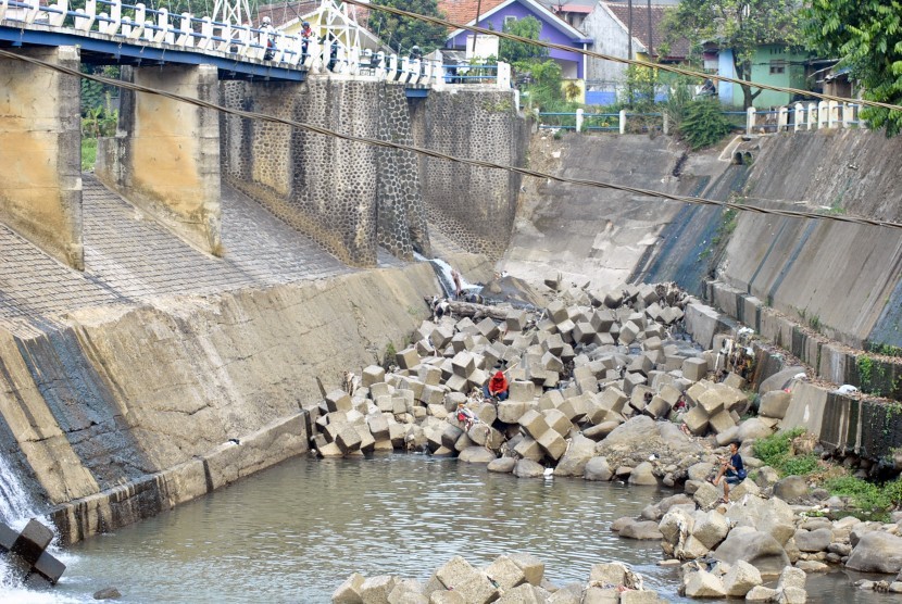 Warga memancing di aliran air sungai Ciliwung, Bendung Katulampa, Kota Bogor, Jawa Barat, Jum'at (20/7). 