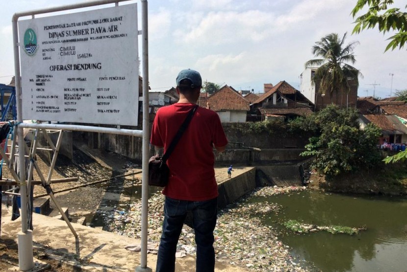 Warga memancing di Bendung Cimulu, Kelurahan Tawangsari, Kecamatan Tawang, Kota Tasikmalaya, yang tak lagi teraliri air dan penuh sampah, Senin (19/8). 