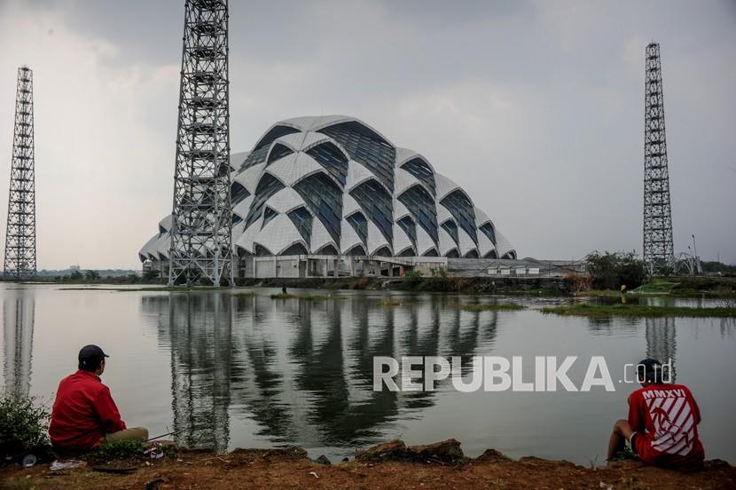 Warga memancing di embung proyek pembangunan Masjid Al Jabbar di Gedebage, Bandung, Jawa Barat, Sabtu (8/8/2020). Akibat terpengaruh anggaran untuk penanganan COVID-19, pembangunan masjid terapung pertama di Jawa Barat yang ditargetkan rampung pada akhir tahun 2020 tersebut dipastikan molor hingga tahun 2021 mendatang.