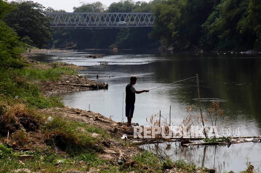 Warga memancing ikan di Sungai Bengawan Solo yang tercemar limbah alkohol (ilustrasi)