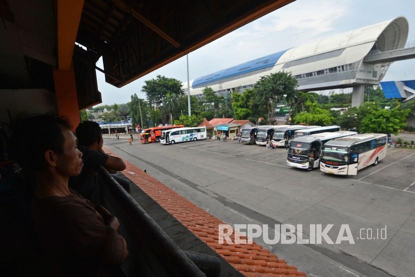 Warga memandangi suasana di Terminal Bus Kampung Rambutan, Jakarta. Dinas Perhubungan DKI Jakarta menyatakan pelayanan terminal bus umum di wilayah setempat masih berjalan normal hingga Kamis (2/4) pagi. 