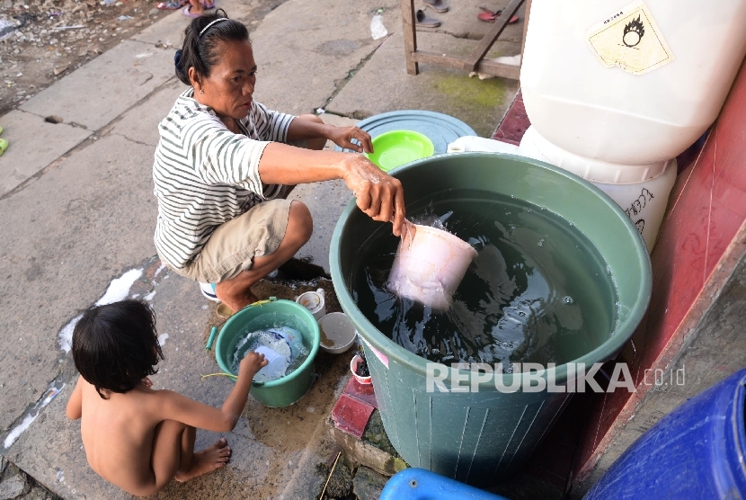  Warga memanfaatkan air bersih di Kampung Luar Batang, Jakarta Utara, Senin (9/5).  (Republika/Yasin Habibi)