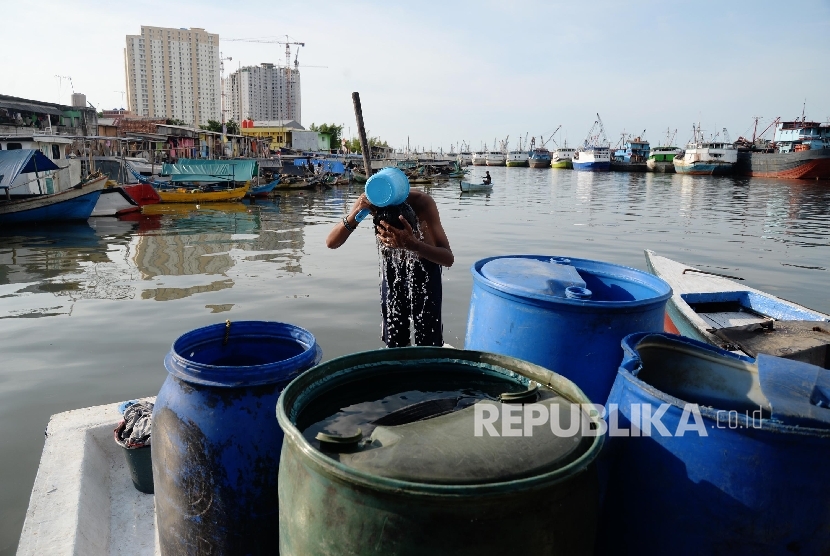 Warga memanfaatkan air bersih di Kampung Luar Batang, Jakarta Utara, Senin (9/5).  (Republika/Yasin Habibi)