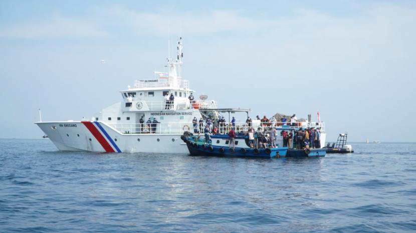 Warga memanfaatkan kapal tradisional atau service boat di sepanjang pesisir teluk Jakarta untuk mudik ke wilayah Cirebon dan sekitarnya. 