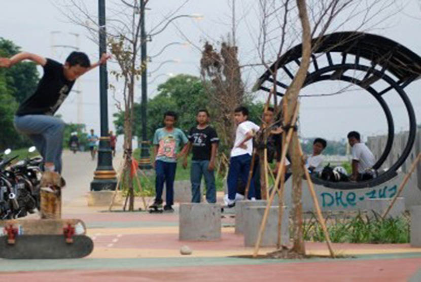 Warga memanfaatkan rest area atau tempat peristirahatan di Jalur Banjir Kanal Timur (BKT), Jakarta Timur, Kamis (26/1).  (Republika/Prayogi)