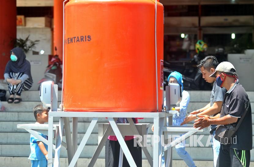Mahasiswa Fakultas Teknik Universitas Hasanuddin membuat mesin pencuci tangan (hand washer) sebagai upaya pencegahan penyebaran COVID-19 di Makassar, Sulawesi Selatan (Foto: ilustrasi cuci tangan)