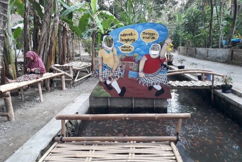 Warga memanfaatkan selokan Tansah Bedjo menjadi kolam ikan di Dusun Singorasen, RT 04, Desa Wukisari, Kecamatan Imogiri, Kabupaten Bantul, DI Yogyakarta.