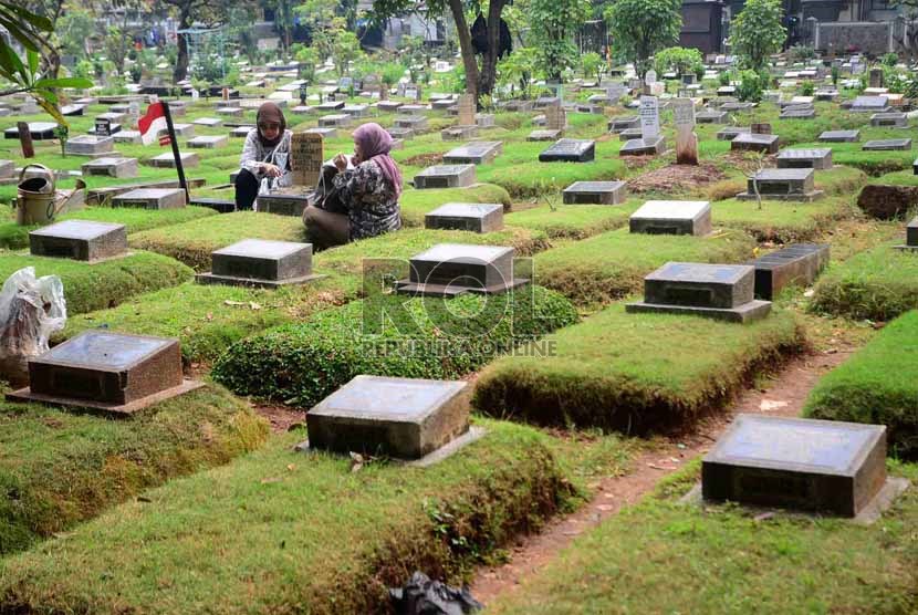  Warga memanjatkan doa ketika berziarah ke makam salah satu keluarganya di TPU Karet, Jakarta,Selasa (2/7).  (Republika/Agung Supriyanto)