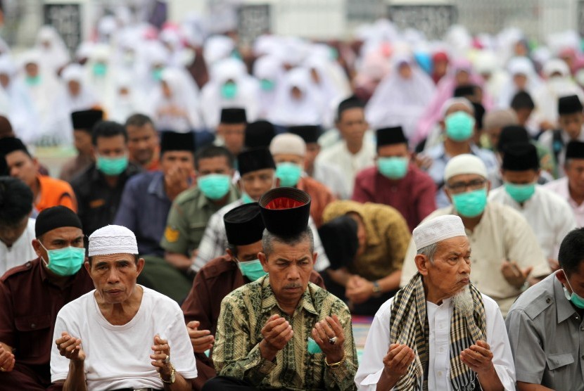 Warga memanjatkan doa seusai melaksanakan Salat Istisqa (minta hujan) di Lapangan Cindua Mato, Tanah Datar, Sumatera Barat, Rabu (9/9). 