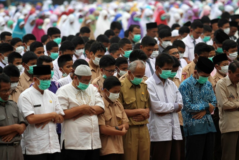 Warga memanjatkan doa seusai melaksanakan Salat Istisqa (minta hujan) di Lapangan Cindua Mato, Tanah Datar, Sumatera Barat, Rabu (9/9). 