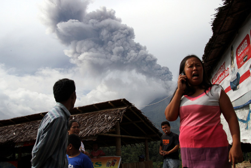  Warga memantau aktivitas Gunung Sinabung yang kembali menyemburkan abu vulkanik di Desa Tiga Pancur, Kabupaten Karo, Sumut, Selasa (5/11).   (Antara/Rony Muharrman)
