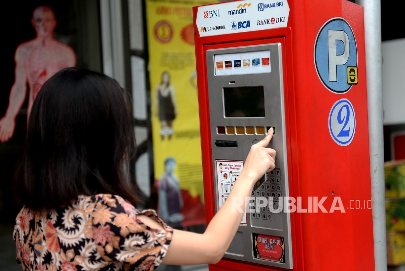 Warga memarkir kendaraan menggunakan parkir meter di Jalan Sabang, Jakarta, Senin (18/1). 
