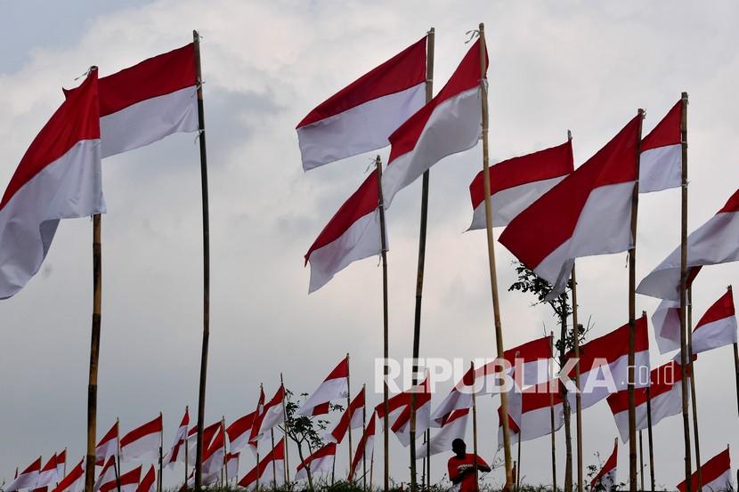 Semangat Keagamaan Perkuat Keyakinan untuk Merdeka. Foto: Warga memasang bendera Merah Putih di Poetoek Suko, Trawas, Mojokerto, Jawa Timur, Ahad (16/8/2020). Pemasangan ribuan bendera Merah Putih di tempat wisata tersebut guna memeriahkan HUT Kemerdekaan ke-75 RI. 