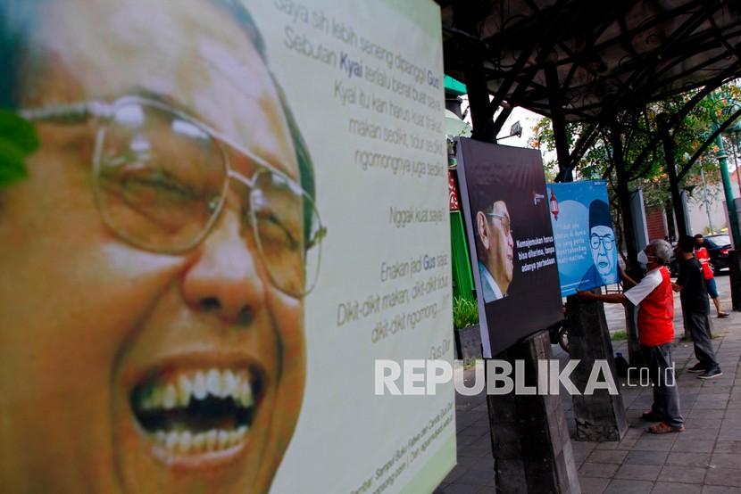 Sosok Gus Dur dikenal sebagai pengayom semua umat beragama. Warga memasang poster bergambar Presiden ke-4 Abdurrahman Wahid. 