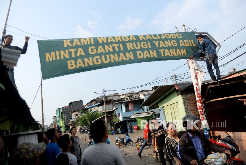  Warga memasang spanduk yang bertuliskan tuntutan ganti rugi atas penertiban permukiman di Kalijodo, Jakarta, Kamis (18/2).