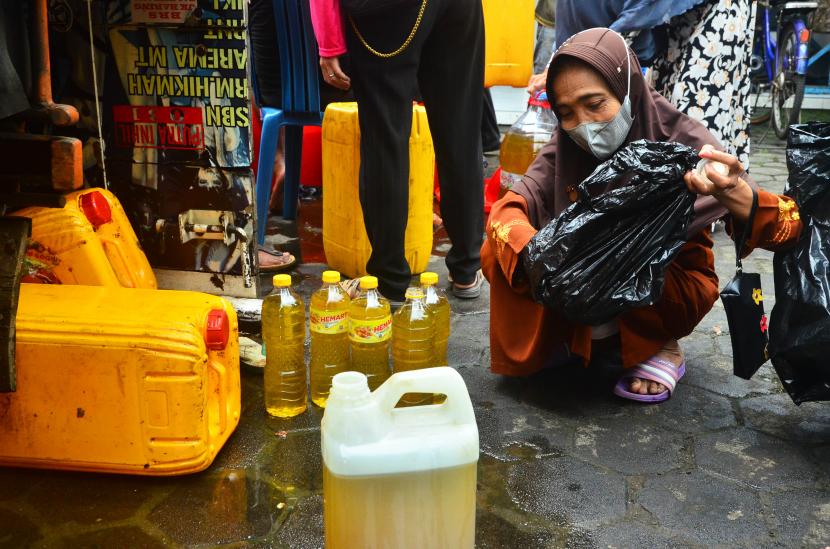 Warga memasukkan minyak goreng ke dalam plastik saat operasi pasar minyak goreng curah (ilustrasi). Warga Kabupaten Kudus, Jawa Tengah, Selasa (26/4/2022), mendapatkan 8.000 liter minyak goreng curah dari penyuplai minyak goreng.
