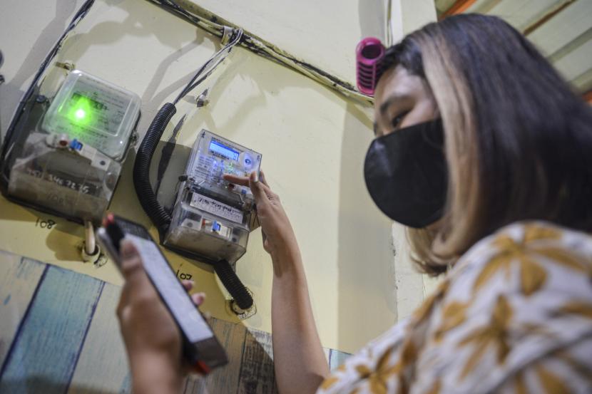 Warga memasukkan pulsa token listrik di salah satu indekos di kawasan Sunter Jaya, Jakarta, beberapa waktu lalu. 