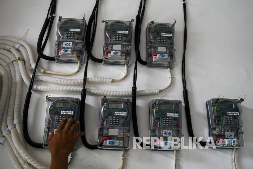 Warga memasukkan pulsa token listrik di tempat tinggalnya, di Jakarta, Selasa (1/4). Realisasi subsidi listrik dan BBM pada tahun lalu mencapai Rp 105,1 triliun pada 2020.