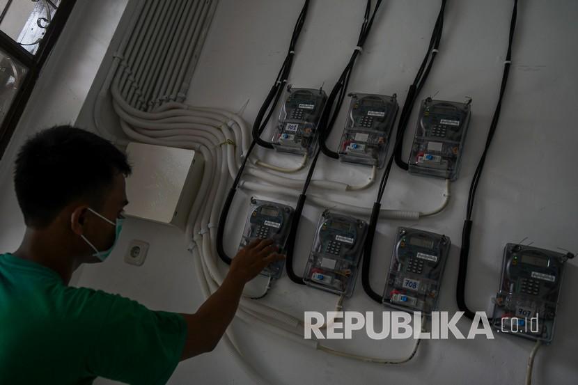 Sebanyak 139 rumah tangga tidak mampu di Kabupaten Indramayu mendapatkan sambungan listrik secara gratis. Mereka merupakan bagian dari program 'Jabar Caang' tahun 2020.
