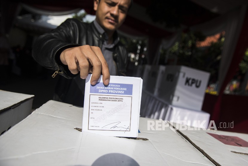 Warga memasukkan surat suara saat simulasi pemilihan umum (Pemilu) di KPU Provinsi Jabar, Bandung, Jawa Barat. (Ilustrasi)
