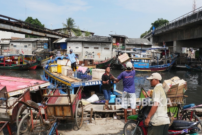  Warga memasukkkan barang bawaanya ke dalam kapal di pelabuhan Cilincing Marunda, Jakarta, Kamis (12/1).