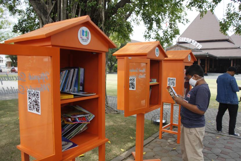 Warga membaca buku saat mengakses fasilitas perpustakaan Omah Baca Nawala di Balai Kota Solo, Jawa Tengah, Senin (4/10/2021). Perpustakaan gratis untuk meningkatkan minat baca dan literasi warga.
