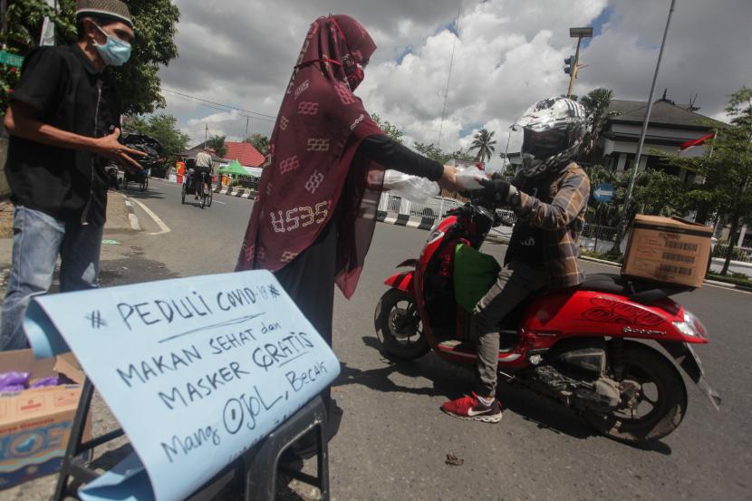 Warga membagikan makanan gratis di Jalan Jendral Suprapto Banjarmasin, Kalimantan Selatan, Jumat (10/4). (ilustrasi)