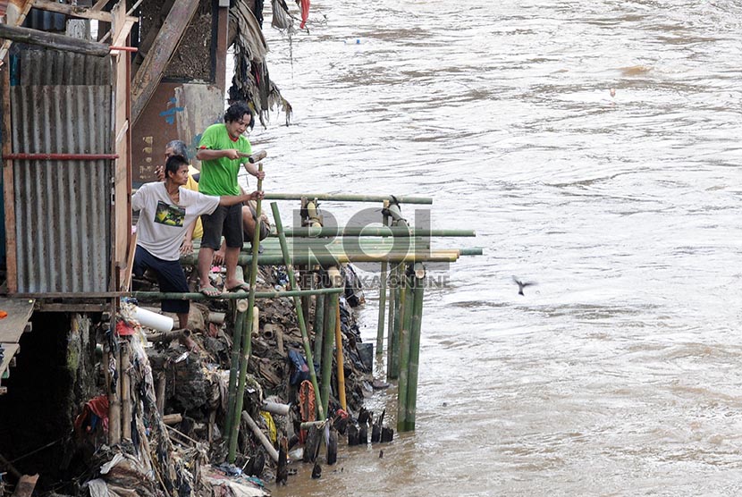 Warga membangun tempat tinggal di bantaran Sungai Ciliwung