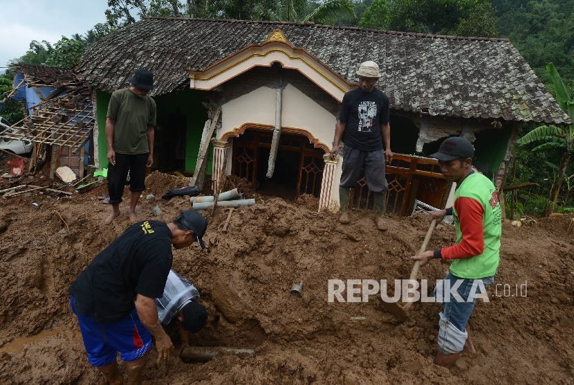 Warga membantu tim SAR untuk mencari korban longsor di Desa Banaran, Kecamatan Pulung, Kabupaten Ponorogo, Jawa Timur, Kamis (6/4). 