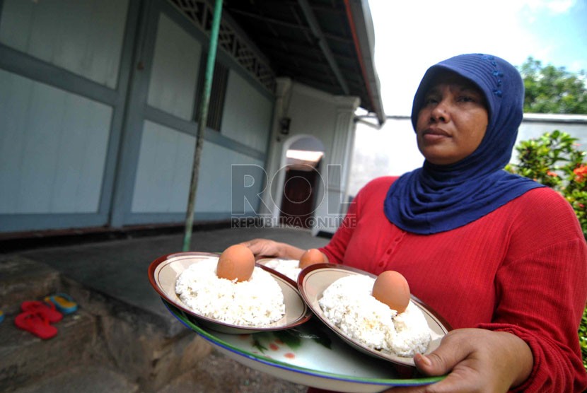 Ini Hak-Hak Tetangga dalam Islam. Foto ilustrasi:  Warga membawa ancak berisi nasi bersama telur ayam untuk dibagikan ke tetangga di Kampung Trusmi, Cirebon, Jawa Barat, Ahad (27/7).  (Republika/Wihdan)