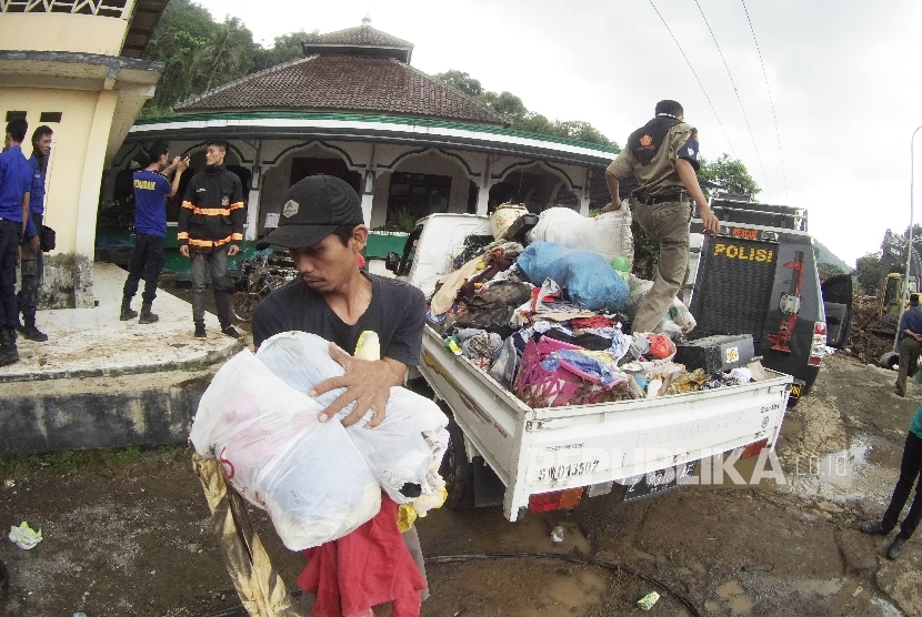 Warga membawa barang-barangnya untuk mengungsi ke tempat aman jauh dari lokasi longsor di daerah Ciherang, Kabupaten Sumedang, Rabu (21/9)