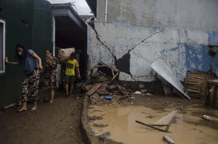Warga membawa barang dan perabotan yang masih bisa diselamatkan dari banjir bandang Sungai Cimanuk di Garut, Jawa Barat, Sabtu (16/7/2022). Sejumlah rumah rusak berat serta ratusan jiwa dari delapan kecamatan di Garut terdampak banjir bandang akibat luapan Sungai Cimanuk saat intensitas curah hujan yang tinggi pada Jumat (15/7) kemarin. Banjir Bandang, Garut Tetapkan Masa Tanggap Darurat Selama Dua Pekan