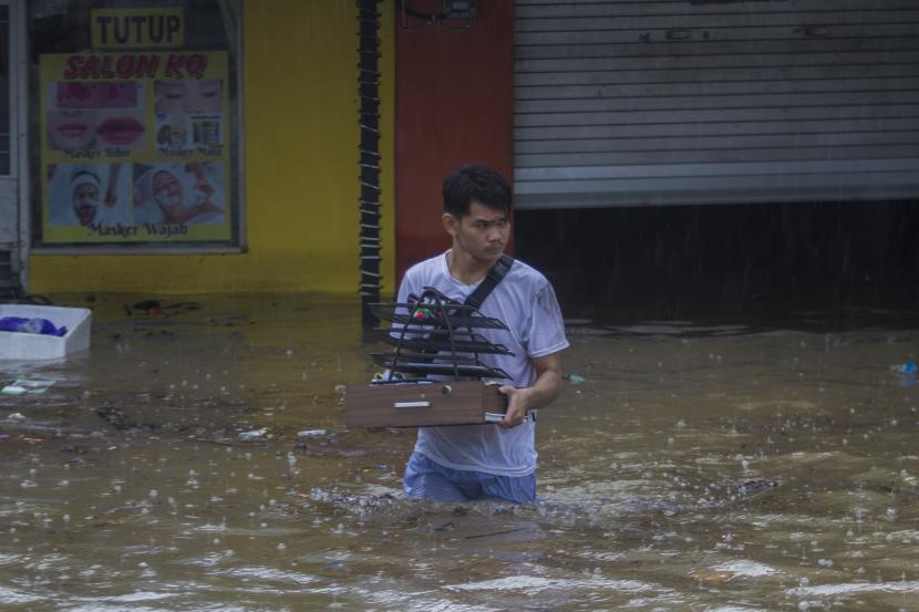 Banjir dan longsor melanda kota Ambon akibat curah hujan yang tinggi.