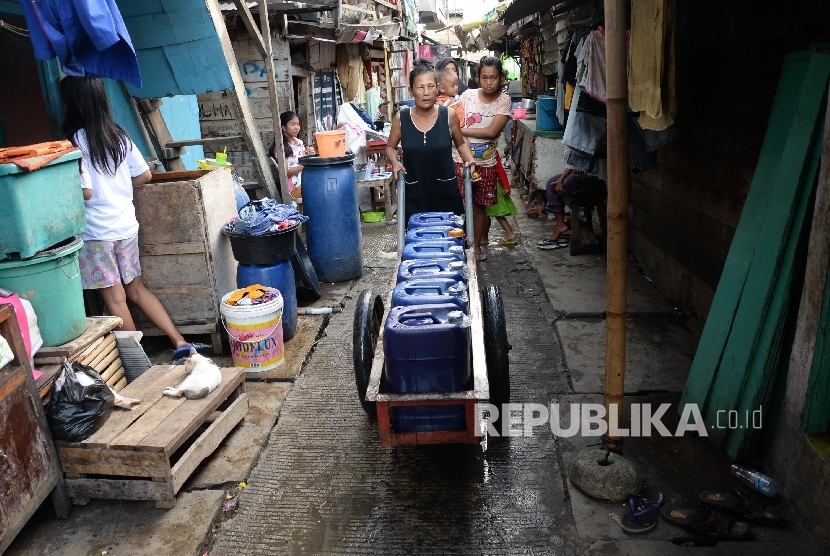 Warga membawa gerobak air bersih di Kampung Luar Batang, Jakarta Utara, Senin (9/5). (Republika/Yasin Habibi)