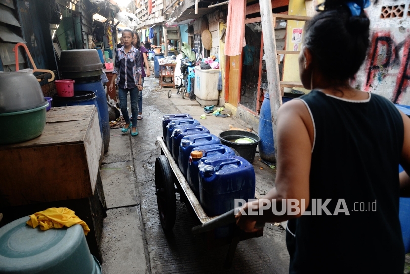 Warga membawa gerobak air bersih di Kampung Luar Batang, Jakarta Utara, Senin (9/5). (Republika/Yasin Habibi)