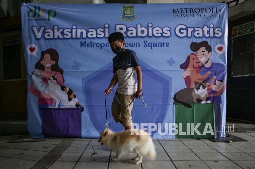 Warga membawa hewan peliharaannya untuk disuntikkan vaksin rabies di Mal Metropolis, Kota Tangerang, Banten, Kamis (3/2/2022). Pemerintah Kota Tangerang melalui Dinas Ketahanan Pangan (DKP) menyediakan 80 dosis vaksin rabies hewan secara gratis untuk mencegah adanya penyakit rabies pada hewan peliharaan. 